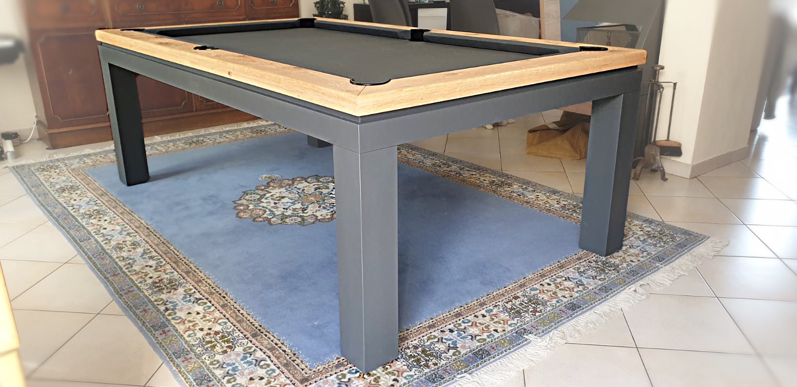 Design simple et épuré en deux couleurs pour ce billard-table NEW TENDANCE T de couleur gris ardoise avec cadre chêne brossé huilé.
